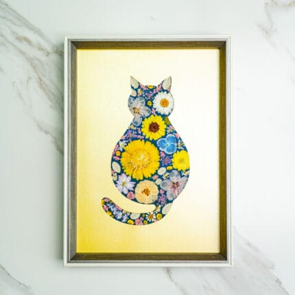 Pressed flower kit cat silhouette with yellow background and daisy floral design