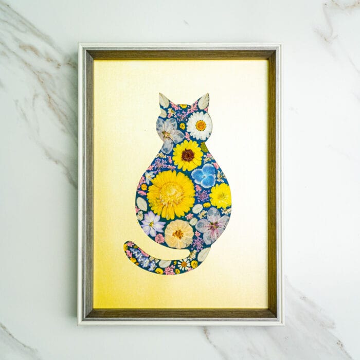 Pressed flower kit cat silhouette with yellow background and daisy floral design