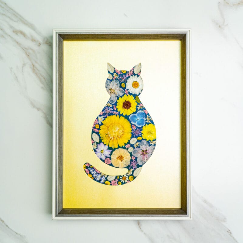 Pressed flower kit cat silhouette with yellow background and daisy floral design